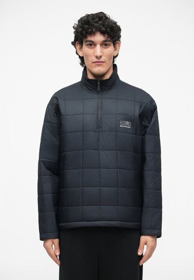 Sort, quilted pullover-jakke med halvlukket krave og broderet logo på brystet. Fremstillet af glat, let materiale.