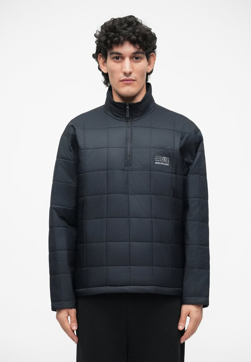 Črni, prešit pulover s kapuco, ki vsebuje pol-zip ovratnik in izvezeno logo na prsih. Narejen iz gladkega, lahkega materiala.