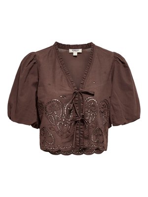 Bluza scurtă maro cu mâneci bufante, decolteu în V, închideri frontale cu șnur și tiv ondulat cu modele brodate decupate.