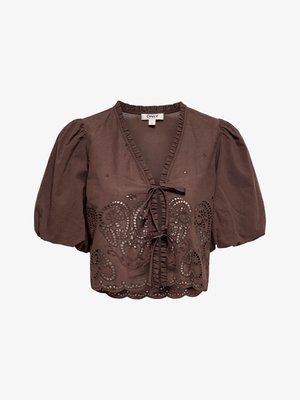 Bluza scurtă maro cu mâneci bufante, decolteu în V, închideri frontale cu șnur și tiv ondulat cu modele brodate decupate.