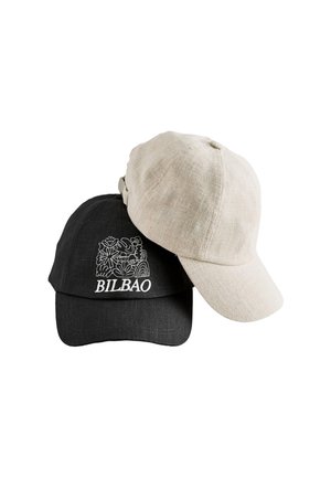 Dwie lniane czapki baseballowe, jedna beżowa gładka i jedna czarna z białym kwiatowym haftem i słowem "BILBAO" na przodzie.