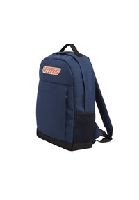 Námořnická modrá batoh s polstrovanými popruhy, logo Vans v oranžové barvě, boční síťovaná kapsa, plochý tvar, vyrobený z odolné tkaniny s hladkým povrchem.