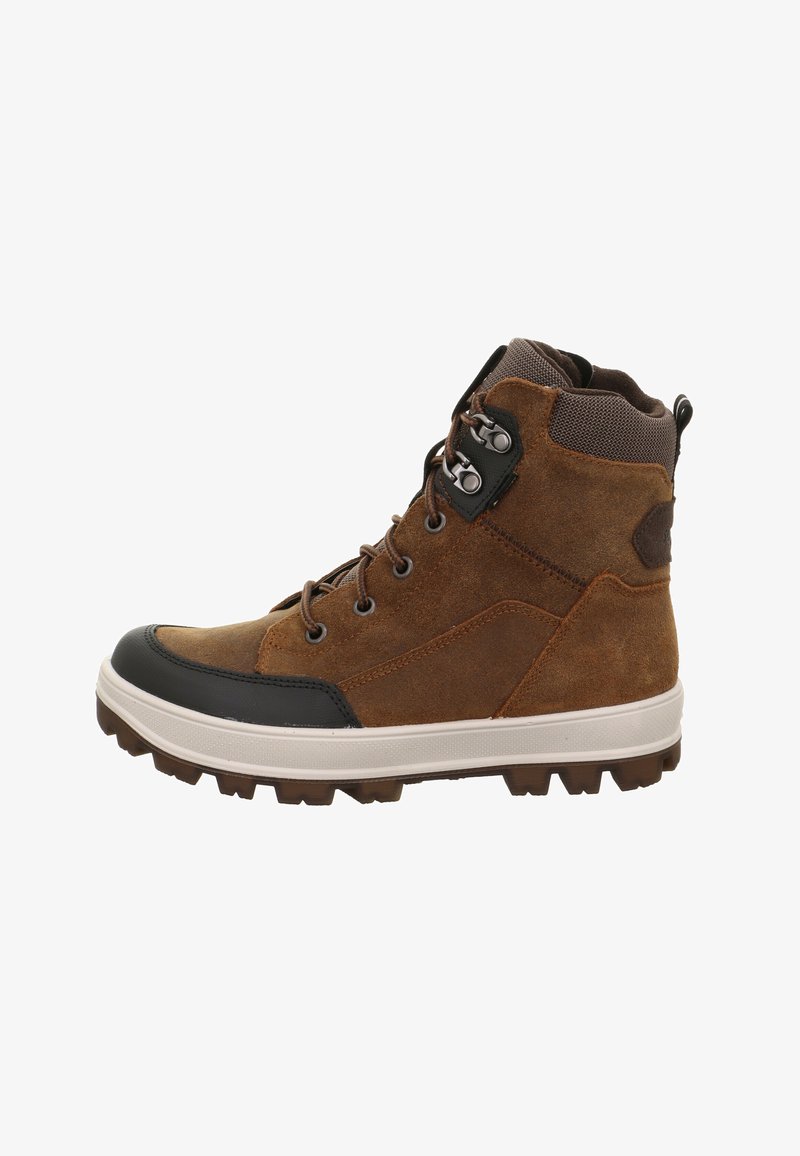 Brązowy zamszowy botek za kostkę o fakturowanej powierzchni, wzmocnionym gumowym czubku, wiązany na sznurowadła, z wytrzymałą, bieżnikowaną podeszwą.