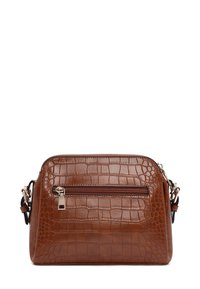 Borsa a tracolla in pelle marrone con texture a coccodrillo, chiusura con zip superiore e tasca con zip frontale. Caratterizzata da hardware in tonalità argento e tracolla regolabile.