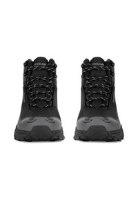 Juodos žygio batai, turintys tvirtą audinio viršutinę dalį, pilką gumos padą, sustiprintą pirštų apsaugą ir juodas bei baltas raištelius.