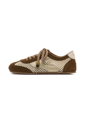 Zapatilla deportiva de malla en marrón y beige con detalles en ante, cordones delanteros con cuentas decorativas, suela plana y tira trasera ligera.