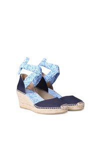 Sandalias de cuña de lona navy con correas de tela floral azul. Presentan una suela de esparto y un diseño de correas cruzadas. La tela texturizada añade un detalle interesante.