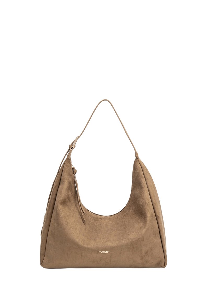 Grande borsa a spalla in suede marrone con una texture morbida, forma a mezzaluna e manico superiore singolo; presenta un sottile dettaglio del logo sulla parte anteriore.