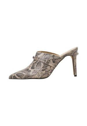Mule à talon haut à bout pointu avec un motif en peau de serpent beige et gris et une petite bride décorative sur le dessus.