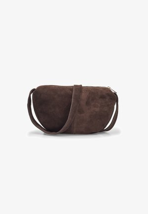 Borsa a tracolla in suede marrone con forma arrotondata, chiusura con zip e una singola tracolla regolabile. Texture liscia con una finitura morbida.