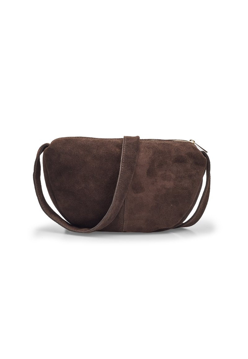 Borsa a tracolla in suede marrone con forma arrotondata, chiusura con zip e una singola tracolla regolabile. Texture liscia con una finitura morbida.