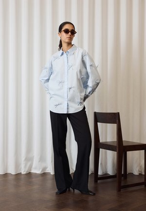 Soaked in Luxury BOW SHIRT  - Overhemdblouse - skyway