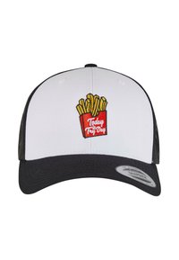 Bela in črna snapback kapa z rdečo zasnovo embalaže za pomfrit, ki ima rumene krompirčke in besedilo "Danes je dan za pomfrit."