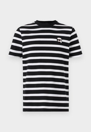 Tricou cu dungi alb-negru, cu mâneci scurte, guler rotund și un mic accent grafic pe piept. Material din bumbac.