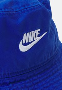 Nike Sportswear APEX BUCKET UNISEX - Klobouk - game royal/white