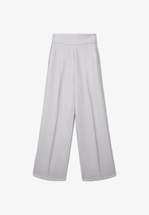 Pantaloni a gamba larga color grigio chiaro con una texture liscia, vita alta e due tasche laterali; design su misura con dettagli sottili di pieghe.