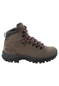 Brauner Wanderschuh mit strukturiertem Obermaterial, schwarzer Gummisohle und kontrastierenden pinken und schwarzen Schnürsenkeln. Mit Metallösen und Logo ausgestattet.