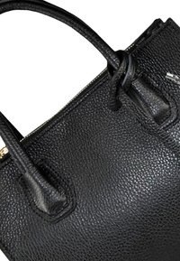 Zwarte lederen handtas met een gestructureerde afwerking, voorzien van twee handvatten aan de bovenkant en een ritssluiting. Opvallende details zijn de gestikte accenten en de hardware.