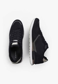 Adidași negri cu un superior din plasă și suede, talpic alb și accente gri. Prezentază un design cu șireturi și o talpă texturată pentru aderență.