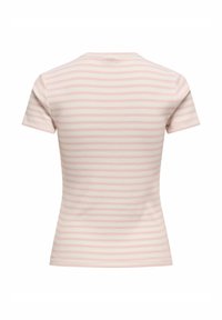Kortærmet t-shirt i lys rosa med hvide vandrette striber, lavet af blødt stof, med en rund halsudskæring og tætsiddende design.