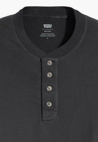 Levi's® BUTTON HENLEY - Základné tričko - black oyster