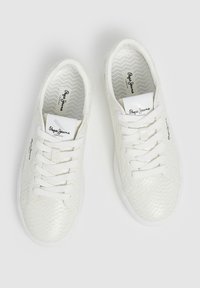 Bílé texturované tenisky na šněrování s brandingem Pepe Jeans London na jazyku a boku, zobrazené z horního pohledu na bílém pozadí.