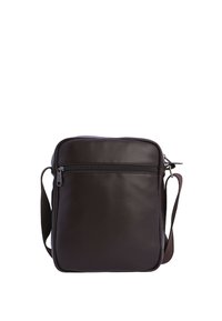 Bolso de cuero marrón tipo bandolera con un bolsillo frontal con cremallera, forma rectangular, correa ajustable y textura suave.