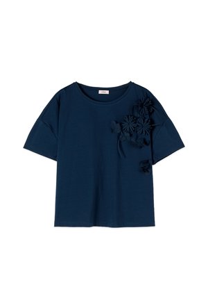 Camicia a maniche corte blu navy con scollo rotondo e applicazioni floreali in rilievo sulla parte superiore destra anteriore.