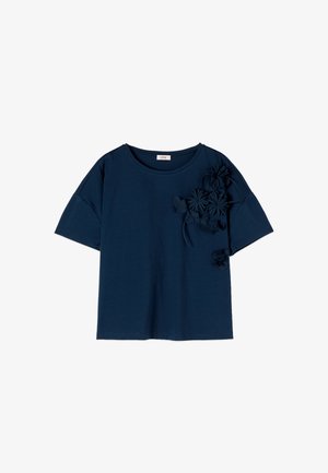 Marineblauw T-shirt met korte mouwen, een ronde halslijn en textuurvolle bloemapplicaties aan de rechterbovenkant van de voorkant.