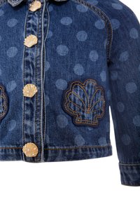 Giacca di jeans con grandi pois blu, bottoni dorati a forma di conchiglia e dettagli ricamati a forma di conchiglia sulle tasche frontali.