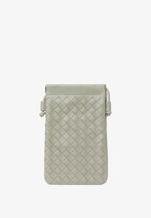 Sac en cuir tissé gris clair de forme rectangulaire, avec une texture lisse et une fermeture supérieure. Comprend une petite bandoulière ajustable.