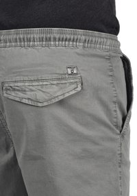 INDICODE JEANS IDABBEY - Kratke hlače - light grey