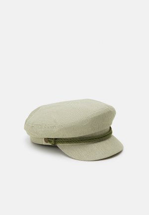 Jasnozielona i biała czapka typu „flat cap” w paski, z krótkim daszkiem oraz oliwkowozielonym oplecionym sznurem nad daszkiem.