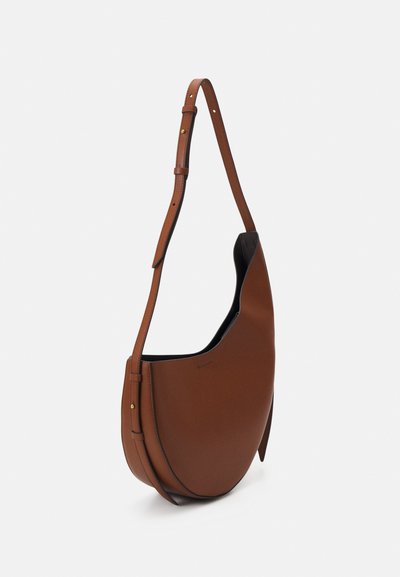 Borsa a spalla in pelle marrone con forma curva, tracolla regolabile e superficie liscia. Presenta un interno nero e sottili dettagli dorati.