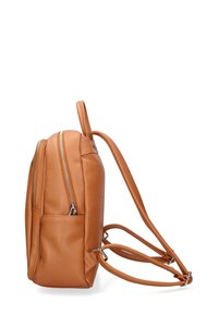 Zaino in pelle marrone chiaro con finitura texture, due compartimenti con zip e spallacci regolabili. Tasca laterale visibile. Accenti con zip liscia.