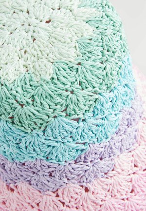 Szydełkowany tekstyl z koncentrycznymi okręgami w pastelowych kolorach: miętowa zieleń, jasny niebieski, lawenda i różowy. Tekstura miękka, z delikatnymi włóknami i otwartymi wzorami.
