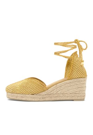 Tkaná zlatá klinová espadrilka s uzavretou špičkou, remienkami na omotanie okolo členka a platformovou podrážkou zo spleteného juta.