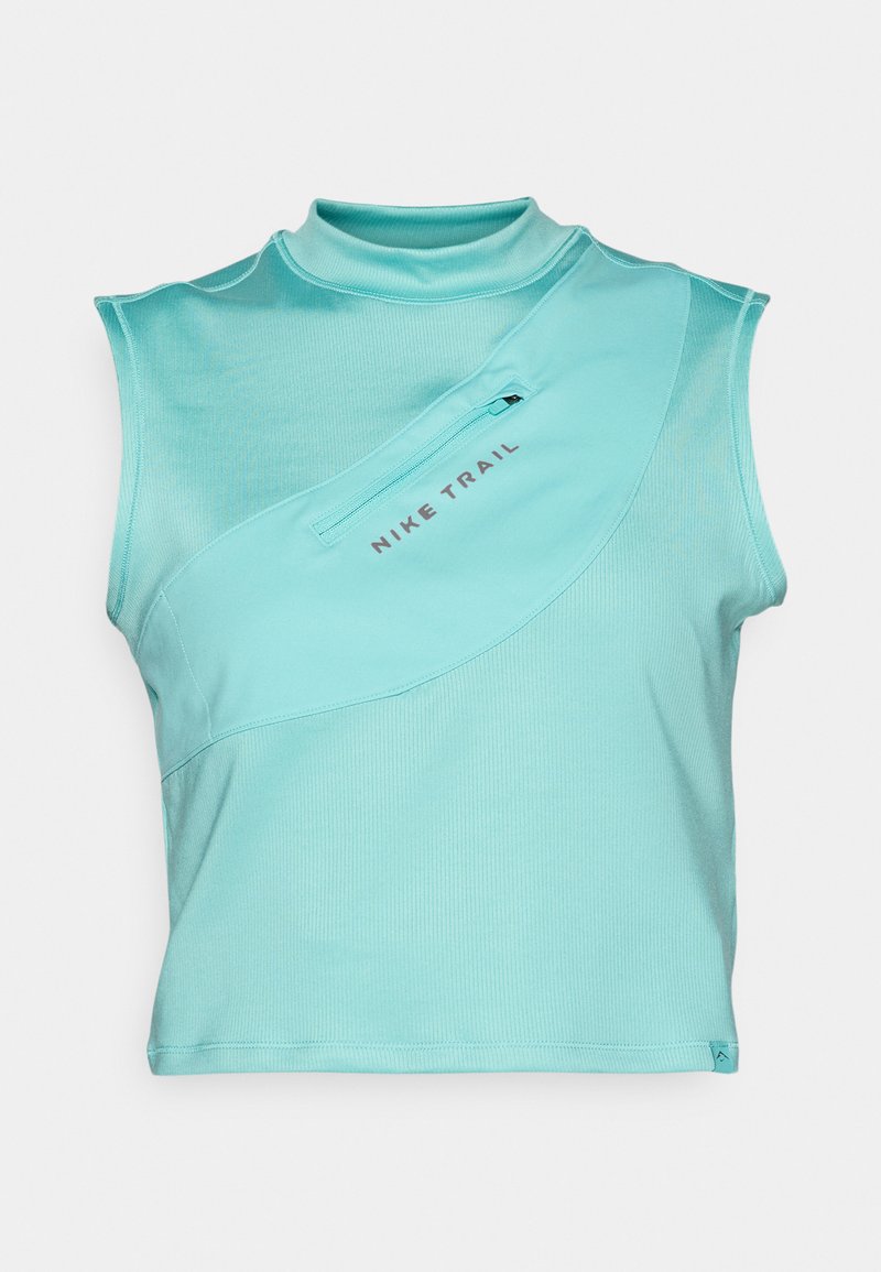 Haut sans manches Nike Trail en teal clair avec un col montant, présentant une poche zippée diagonale et une texture côtelée sportive sur le tissu.