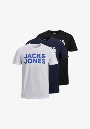 Trei tricouri cu mânecă scurtă în alb, albastru marin și negru, având un logo mare albastru "JACK & JONES" pe fața tricoului alb.