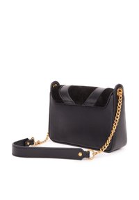 Borsa a spalla in pelle nera e scamosciata con tracolla in catena dorata, caratterizzata da una forma strutturata e un flap con accenti verticali.
