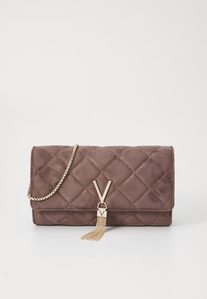 Brun quiltet ruskind clutch med guldkæde og gul "V" lås med kvastdetaljer, vist på hvid baggrund.