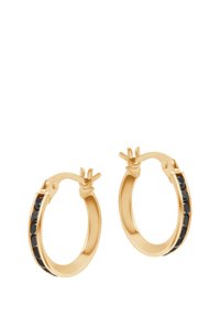 Złote kolczyki w kształcie obręczy, zdobione rzędem czarnych kamieni z przodu. Gładkie wykończenie i bezpieczny mechanizm zapięcia.