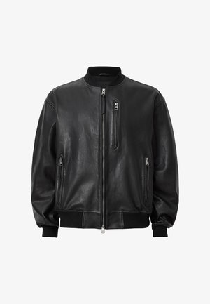 Musta nahkainen pommi-takki, jossa on pystykaulus, etuvetoketju, useita vetoketjullisia taskuja sekä resorit hihansuissa ja helmassa.