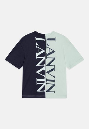 Korte mouw T-shirt verticaal gesplitst met zwarte linkerzijde en lichtblauwe rechterzijde, met grote verticale "LANVIN" tekst over het midden.