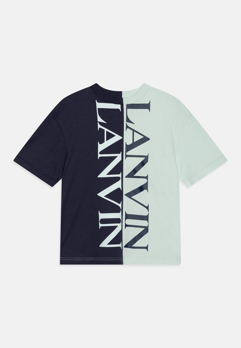 T-shirt à manches courtes, divisé verticalement avec un côté gauche noir et un côté droit bleu clair, avec un grand texte vertical "LANVIN" au centre.