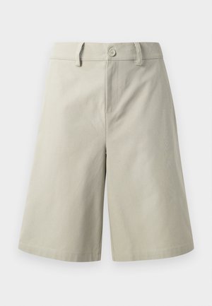 Helle beige Shorts aus Baumwolle, mit geradem Schnitt, Fronttaschen, Knopfverschluss und glatter Textur.