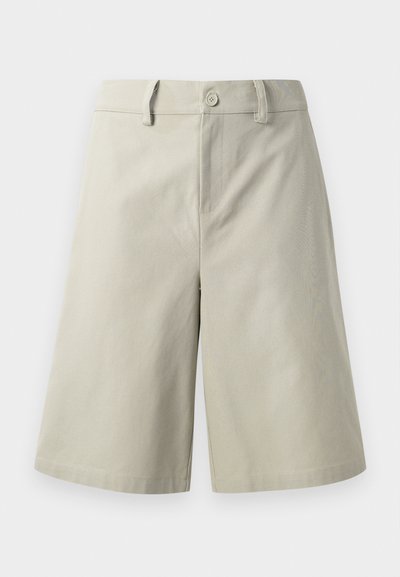 Shorts beige clair en coton, avec une coupe droite, des poches avant, une fermeture à bouton et une texture lisse.
