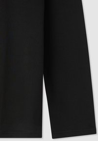 Garbamento nero con una texture liscia e opaca, dotato di maniche a tre quarti e orlo dritto. Design semplice e privo di decorazioni.