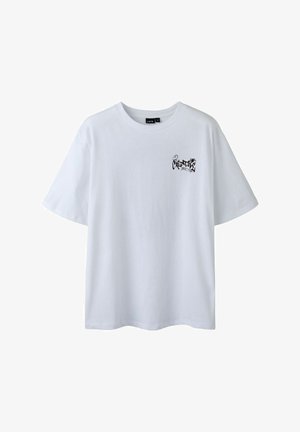 Weißes, übergroßes Baumwoll-T-Shirt mit Rundhalsausschnitt und kurzen Ärmeln. Mit schwarzem grafischem Text auf der linken Brustseite.