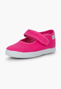 Sandală Mary Jane din material roz cu curea Velcro, talpă din cauciuc albă și interior cu model în carouri. Design cu vârf rotund.